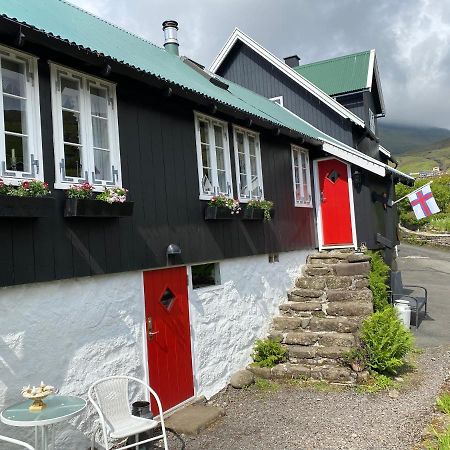 Charming And Authentic Heritage Retreat In Kvivik - Right Next To The River エクステリア 写真