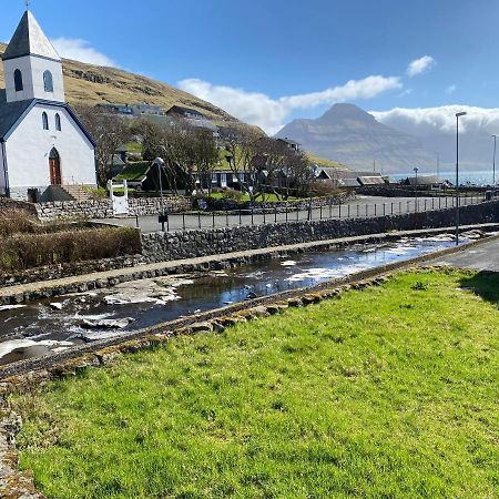 Charming And Authentic Heritage Retreat In Kvivik - Right Next To The River エクステリア 写真