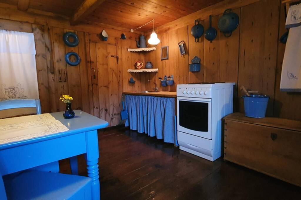 Charming And Authentic Heritage Retreat In Kvivik - Right Next To The River エクステリア 写真