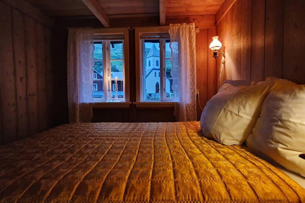 Charming And Authentic Heritage Retreat In Kvivik - Right Next To The River エクステリア 写真