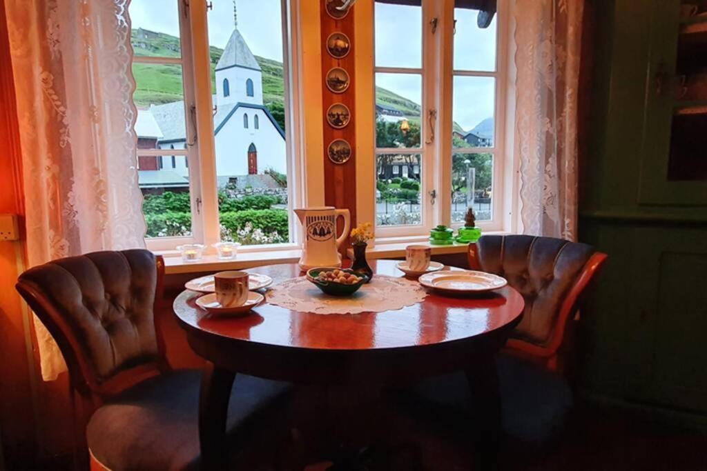 Charming And Authentic Heritage Retreat In Kvivik - Right Next To The River エクステリア 写真