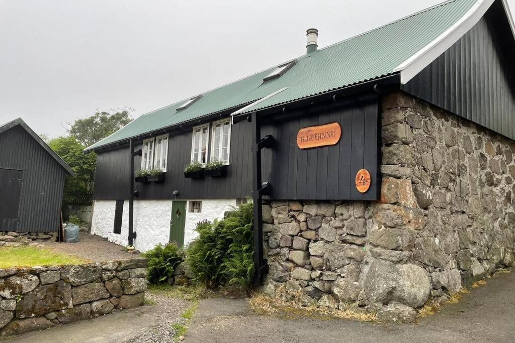 Charming And Authentic Heritage Retreat In Kvivik - Right Next To The River エクステリア 写真