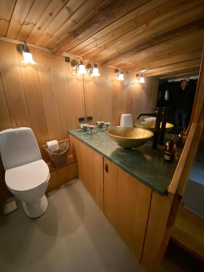 Charming And Authentic Heritage Retreat In Kvivik - Right Next To The River エクステリア 写真